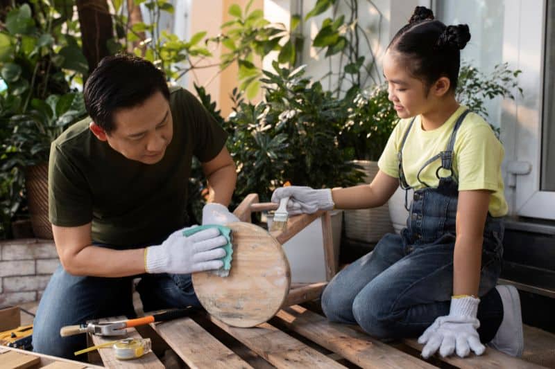 a child with her dad doing a activity that shows the effectiveness ofgreen cleaning products