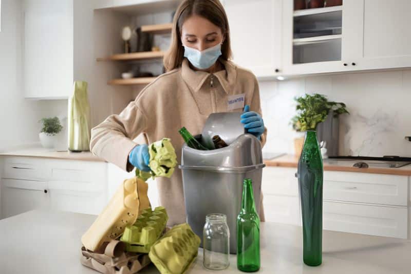 a girl doing a sustainable cleaning pratices