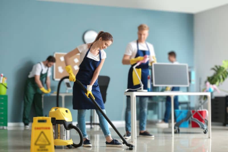 a professional cleaning, cleaning the house with their equipments